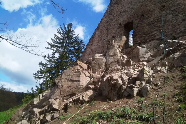 Na hradě Litice proběhla stabilizace skalního masivu mezi druhou a třetí branou
